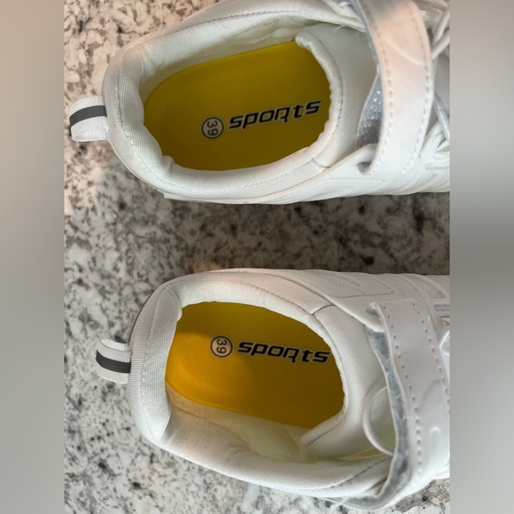 Sports white barefoot sneaker size 8.5 (39) excellent condition worn once - Picture 3 of 7